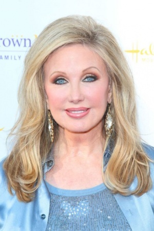 Американской актрисе Морган Фэйрчайлд 66! Она добилась наибольшего успеха в конце семидесятых и восьмидесятых благодаря ролям стильных и гламурных женщин. Также она является членом правления "Гильдии киноактёров США". Звезда выглядит великолепно!