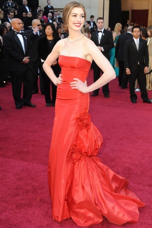 Энн Хэтэуэй в Valentino (2011) — 80 000 долларов