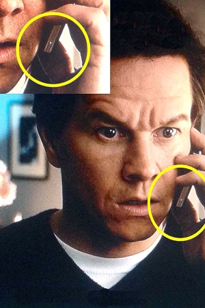 "Третій зайвий". Головний герой Джон у всіх сценах тримає телефон перевернутим. Це помітно по кнопці блокування, але йому, судячи з усього, на це наплювати, головне — зв'язок є!