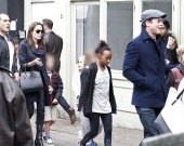 Анджелина Джоли и Брэд Питт на прогулке с детьми в Лондоне