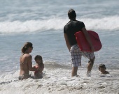 Жизель Бундхен отдыхает на пляже с семьей