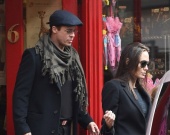 Джоли вместе с мужем и дочками прошлась по магазинам