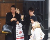 Анжеліна Джолі на шопінгу з доньками