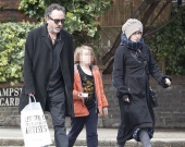 Хелена Бонем Картер на прогулке с дочкой и экс-супругом