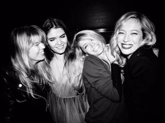 "Сестри. Сім'я. Союз. Щастя.З Днем Народження, Галюню", – підписала фото Віра Брежнєва. "Сестри. Сім'я. Союз. Щастя.З Днем Народження, Галюню", – підписала фото Віра Брежнєва.