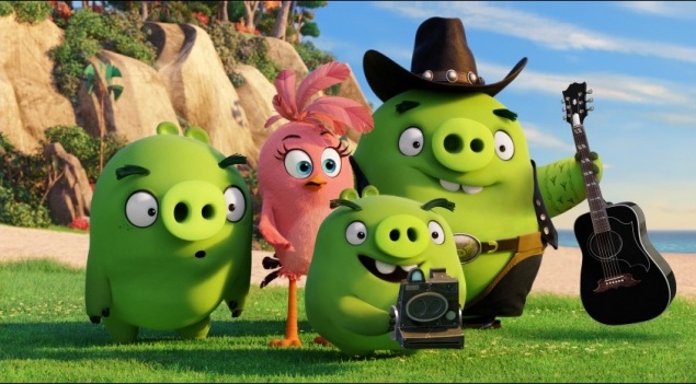 мультфільм "Angry Birds в кіно". Анімаційна комедія присвячена протистоянню бойових пташок і свиней-загарбників. Головному герою Рэду належить проявити мужність і розробити військовий план у боротьбі зі злісними свинями.