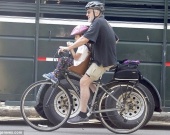Роберт Де Ниро с дочерью прокатился на велосипеде
