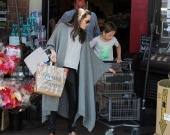 Джоли с сыном покупает продукты