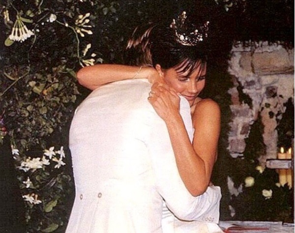 "Ух ты, уже 17 лет! Мне повезло встретить родную душу, человека с такой же энергетикой и такими же взглядами на мир, как у меня. У нас четверо прекрасных детей, и я не мог бы и мечтать о лучше матери для них. С годовщиной, я люблю тебя!" - подписал снимок Дэвид Бекхэм.