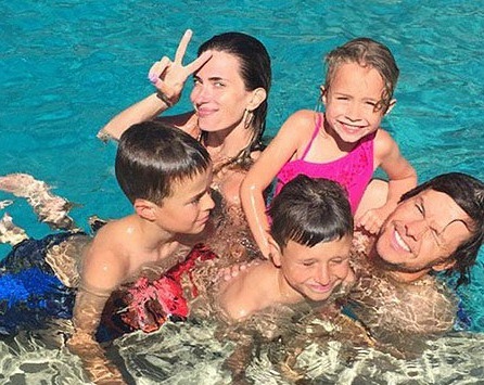 Марк Уолберг з сім'єю