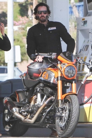 Киану Ривз наслаждается ездой на мотоцикле в компании блондинки
