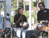 Киану Ривз наслаждается ездой на мотоцикле в компании блондинки