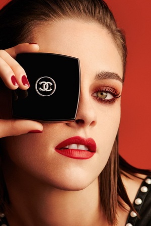Кристен Стюарт снялась в рекламе новой коллекции косметики Chanel