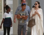Анджелина Джоли на шоппинге с детьми