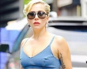 Леди Гага продемонстрировала стройную фигуру