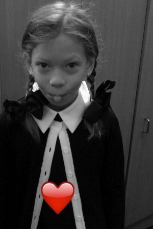 "Все, отправила мою малышку в первый класс", – поделилась Соня.