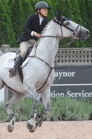 Мэри-Кейт Олсен приняла участие в конном турнире