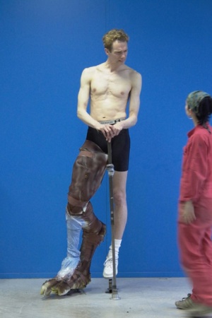 Даг Джонс в "Лабиринте Фавна". Фото демонстрирует удивительное сочетание старого и нового – нога актера наполовину скрыта настоящим костюмом, но нижняя ее часть замотана материалом под цвет экрана, чтобы ее можно было легко убрать при помощи CGI. Даг Джонс в "Лабиринте Фавна". Фото демонстрирует удивительное сочетание старого и нового – нога актера наполовину скрыта настоящим костюмом, но нижняя ее часть замотана материалом под цвет экрана, чтобы ее можно было легко убрать при помощи CGI.