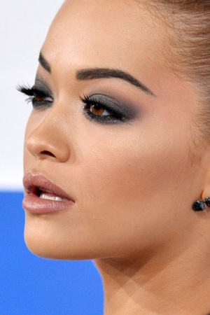 Рита Ора вибирає вії пучками, щоб вони були довгими до брів і закрученими. Це занадто!