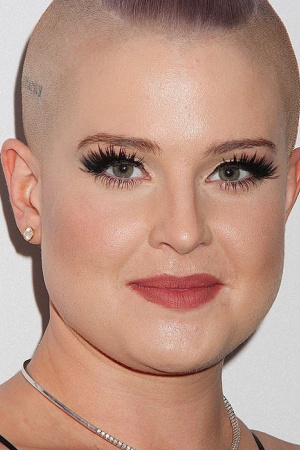 Келлі Осборн теж вибирає вії як віяло. Варто відзначити, що вони таки збільшують погляд.