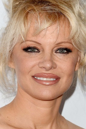 "Вій багато не буває!" - Подумала Памела Андерсон, приклеюючи ще 5 пучків на очі. Що ж, багато - не завжди добре!