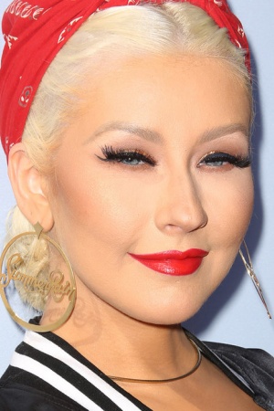 Крістіна Агілера носить стільки нарощених вій, що дивно, як вона взагалі відкриває очі.