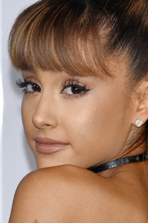 Аріана Гранде додає ще більшої кукольності своєму і без того дитячому обличчю.