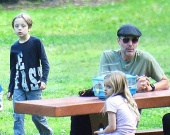 Брат Джоли присматривает за ее детьми