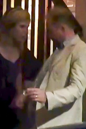 Муж Кейт Бланшетт развлекается в баре в компании молодой актрисы.ФОТО