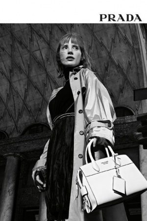 Джессика Честейн снялась в новой рекламной кампании Prada 2017. ФОТО