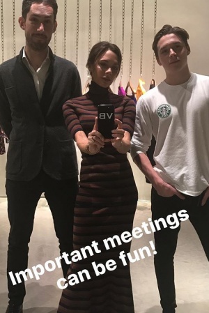 Виктория Бекхэм с сыном Бруклином (справа)