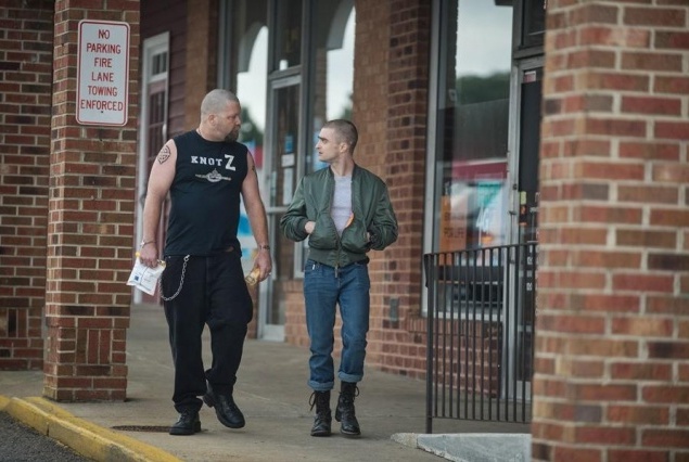 Трилер "Абсолютна влада". Молодий агент ФБР під прикриттям отримує спецзавдання по впровадженню в праворадикальне угруповання, що підозрюється у плануванні майбутніх терористичних актів у Вашингтоні.