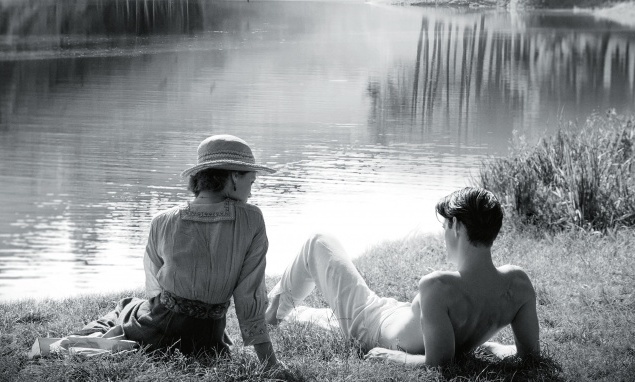 Мелодрама "Франц". Головна героїня Анна поховала свого нареченого, який загинув на фронті у Франції. Анна регулярно приходить на цвинтар, але одного разу біля могили вона зустрічає незнайомця, який змінить все її життя.