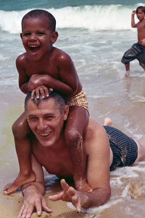 4-летний Барак Обама на пляже с дедушкой