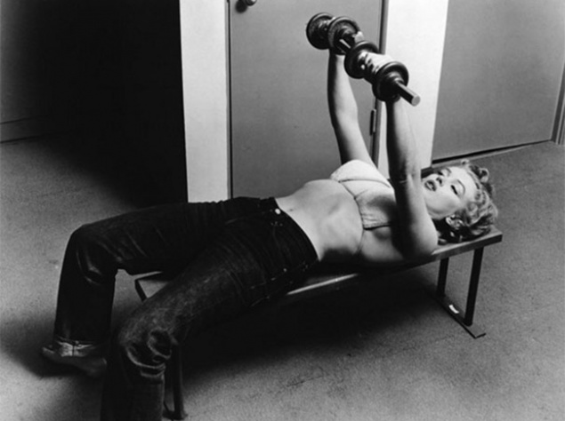 1952, 26-летняя Мэрилин Монро в спортзале