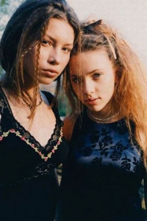 1998, 16-летняя Джессика Бил и 14-летняя Скарлетт Йоханссон