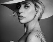 Леді Гага знялася у святковій фотосесії
