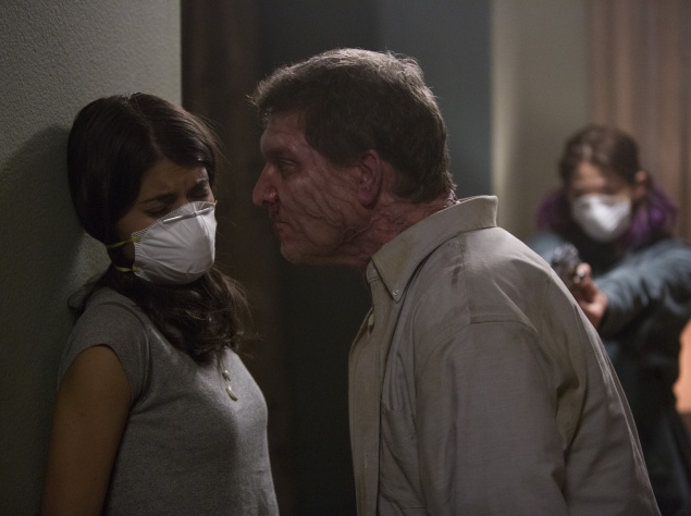 Триллер "Вирус". Вспышка неизвестного смертельного вируса уносит жизни большей части населения Земли. Молодая женщина документирует жизнь своей семьи в карантинных условиях...