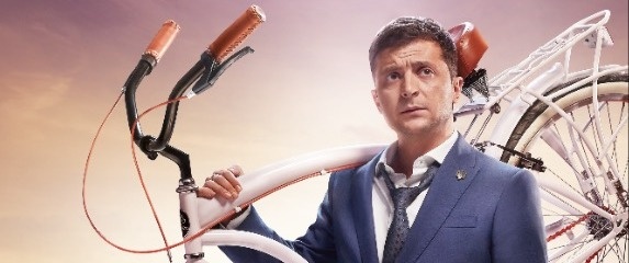 Комедия "Слуга народа 2". Президент Голобородько задумал многоходовую интригу, чтобы наконец-то побороть олигархов и коррупцию. Его цель - натравить их друг на друга, развалить коалицию и договориться с каждым по отдельности. Комедия "Слуга народа 2". Президент Голобородько задумал многоходовую интригу, чтобы наконец-то побороть олигархов и коррупцию. Его цель - натравить их друг на друга, развалить коалицию и договориться с каждым по отдельности.