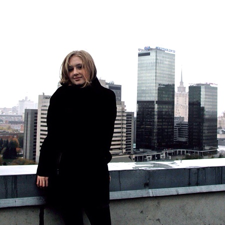 Конкурс был просто невероятный, чуть не 1000 человек на место. Но Ольга ни разу не обмолвилась о том, кто она, и поступила на общих основаниях. Отлично сдала ЕГЭ по русскому, а также выполнила такие творческие задания, как разработка собственного сценария и постановка этюда