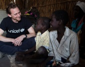 Том Хиддлстон посетил Южный Судан с миссией ЮНИСЕФ