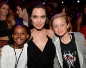 Родная мать дочери Анджелины Джоли требует общения с ребенком