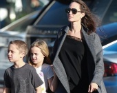 Анджелина Джоли с детьми на шоппинге в Малибу