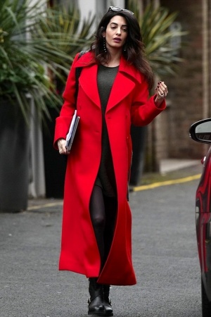 Беременная жена Джорджа Клуни на прогулке в Лондоне