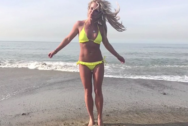 Бритни Спирс похвасталась великолепным телом на пляже