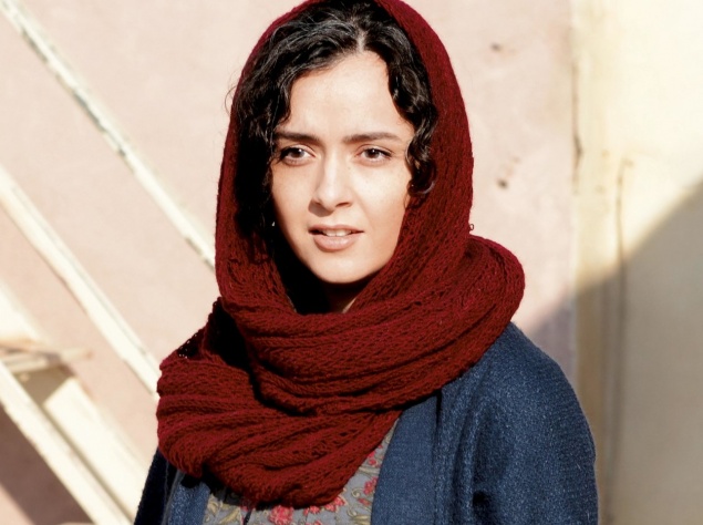 Драма "Коммивояжер". Фильм рассказывает о супружеской паре театральных актеров Ране и Эмаде, которые переезжают в съемную квартиру в центре Тегерана. Прошлое бывших жильцов драматически меняет жизнь главных героев.