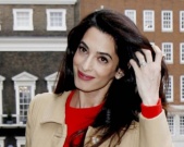 Беременная Амаль Клуни под руку с мамой появилась на улицах Лондона