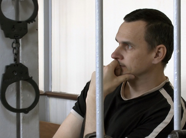 Документальный фильм "Процесс". Документальный фильм о судьбе украинского кинорежиссера Олега Сенцова, осужденного в России на 20 лет колонии строгого режима по обвинению в терроризме.