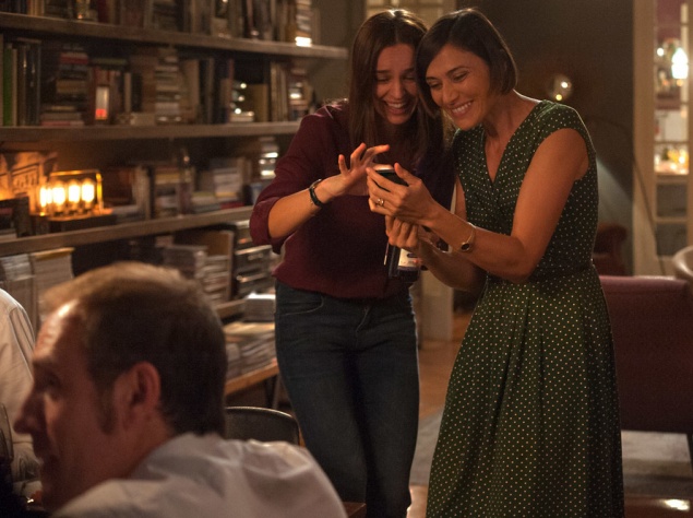 Комедия "Идеальные незнакомцы". Собравшись за круглым столом на ужин, компания друзей затевает игру — собрать в центра стола свои телефоны и читать вслух все входящие сообщения и отвечать на звонки по громкой связи. Новая игра в правду раскроет все нутро владельцев телефонов.