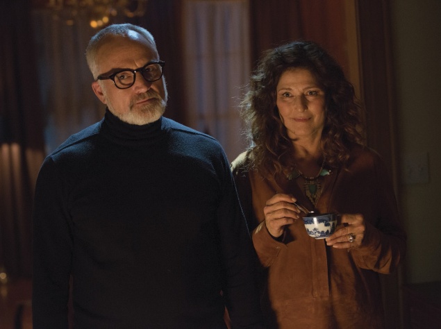 Трилер "Пастка". Сюжет фільму оповідає про молодого афроамериканця, який поїхав знайомитися з батьками своєї білої дівчини в раніше не знайоме йому місце, де в родовому маєтку зберігаються зловісні секрети.